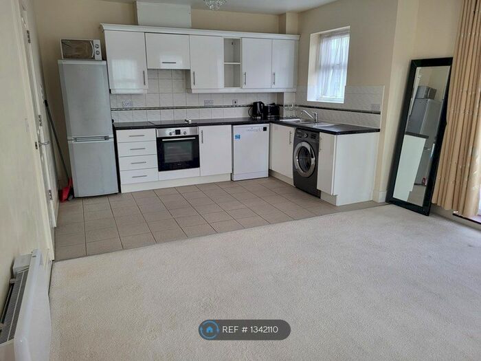 2 Bedroom Flat To Rent In Tobermory Close, Slough, SL3