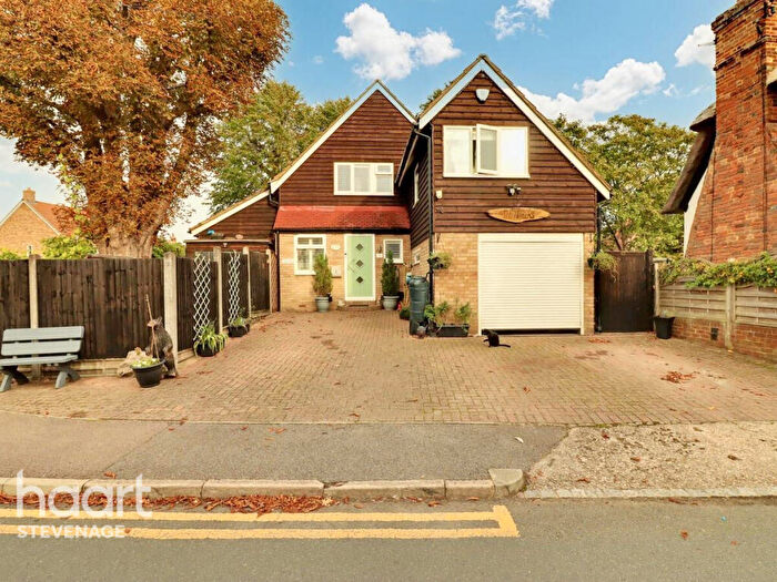 4 Bedroom Detached House For Sale In Coppice Mead, Hitchin, SG5
