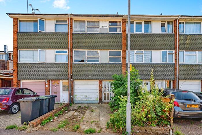 3 Bedroom Terraced House For Sale In Lamorna Close, Luton, Bedfordshire, LU3