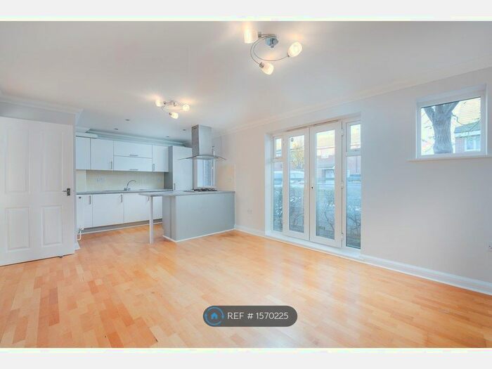 2 Bedroom Flat To Rent In Madison Court, Dagenham, RM10