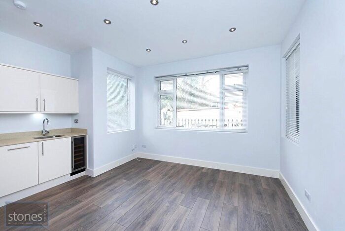 Apartment To Rent In Holden Road, Woodside Park, London, N12