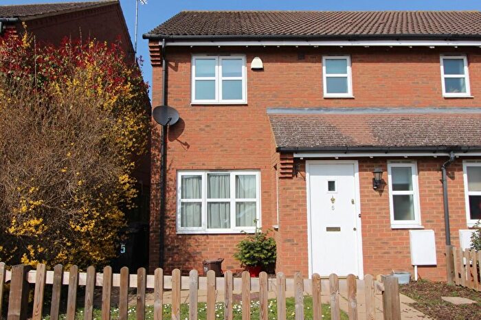3 Bedroom Semi Detached House To Rent In Ninesprings Way, Hitchin, SG4