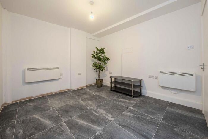 2 Bedroom Flat To Rent In East Acton Lane, London, W3