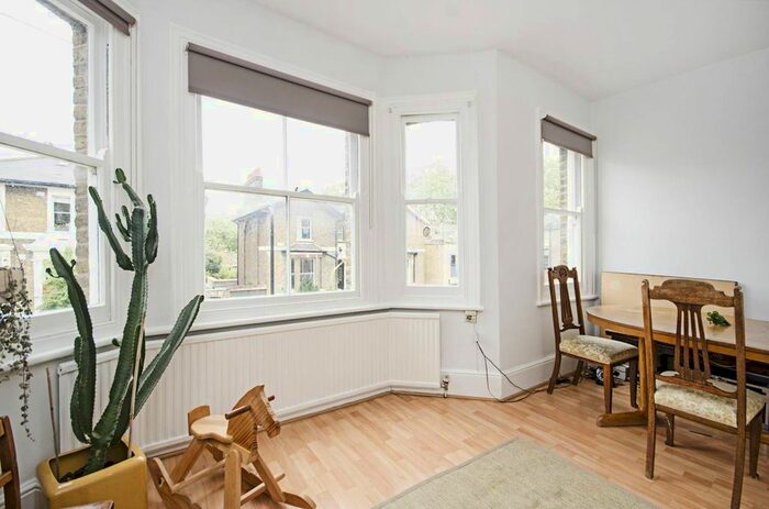2 Bedroom Flat To Rent In Brookfield Road, Victoria Park, London, E9