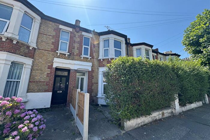 3 Bedroom Flat To Rent In Windsor Road, Westcliff On Sea, SS0