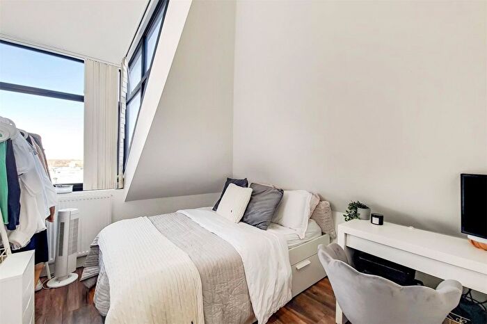 2 Bedroom Flat To Rent In Balham High Road, London, SW12