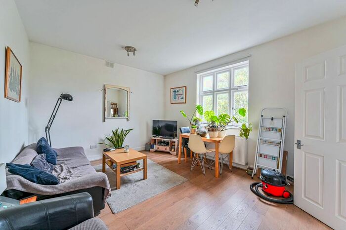 3 Bedroom Flat To Rent In Christchurch Road, Tulse Hill, London, SW2