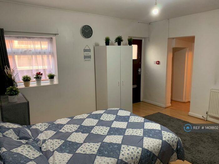 Studio To Rent In Philip Lane, London, N15