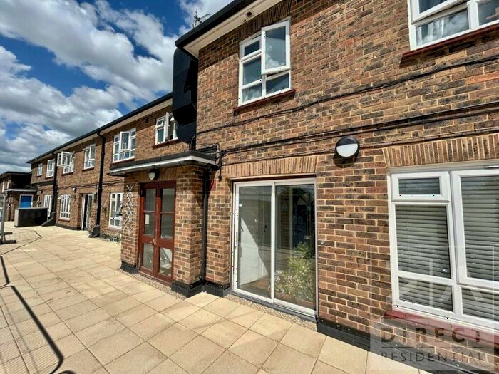 3 Bedroom Maisonette To Rent In Church Street, Leatherhead, KT22