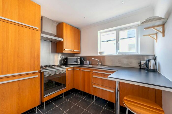 3 Bedroom Flat To Rent In Purves Road, Kensal Green, London, NW10