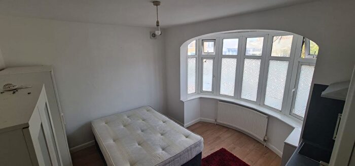 Studio To Rent In Park Avenue, London, NW10