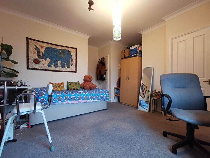 Studio To Rent In High Road, Willesden, NW10