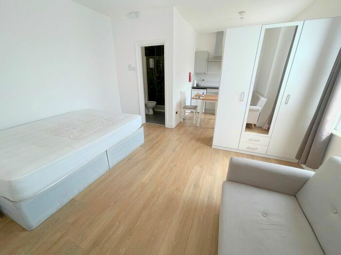 Studio To Rent In High Street, Walthamstow, E17