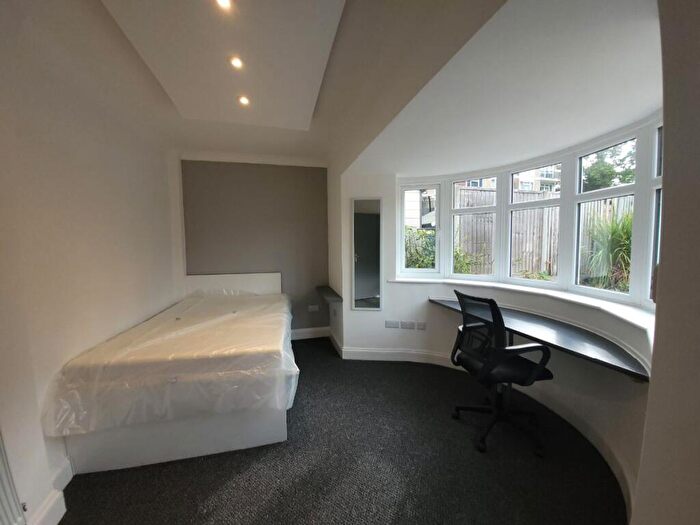 6 Bedroom Semi Detached House To Rent In Bed Student Home - Downs Road, Canterbury, CT2