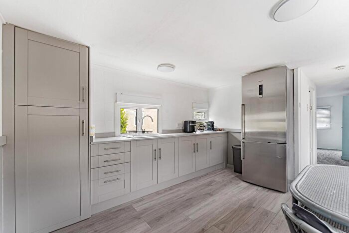 1 Bedroom Park Home For Sale In Eastern Avenue, Penton Park, Chertsey, KT16