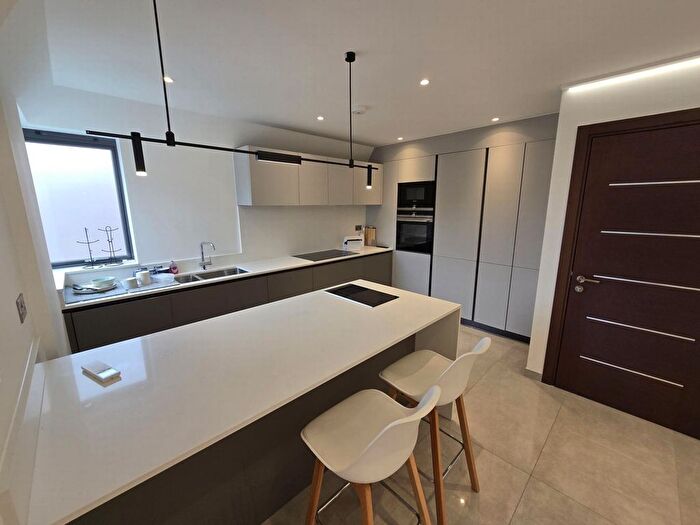 2 Bedroom Flat To Rent In Woodstock Road, Golders Green, NW11