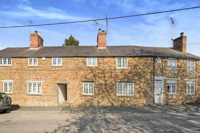 3 Bedroom Property For Sale In Main Street, Watford, NN6