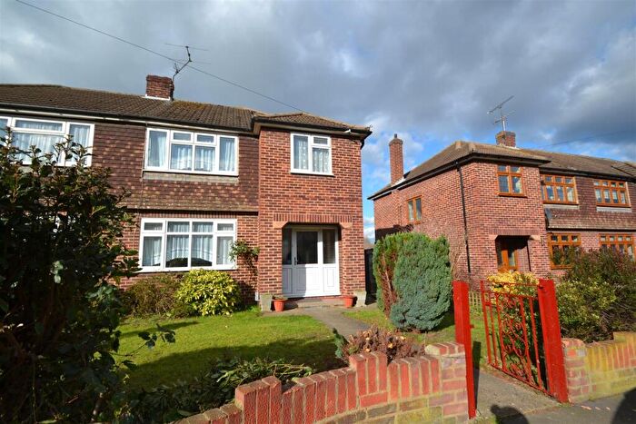 3 Bedroom Semi-Detached House To Rent In Hertford Road, Hoddesdon, Herts, EN11