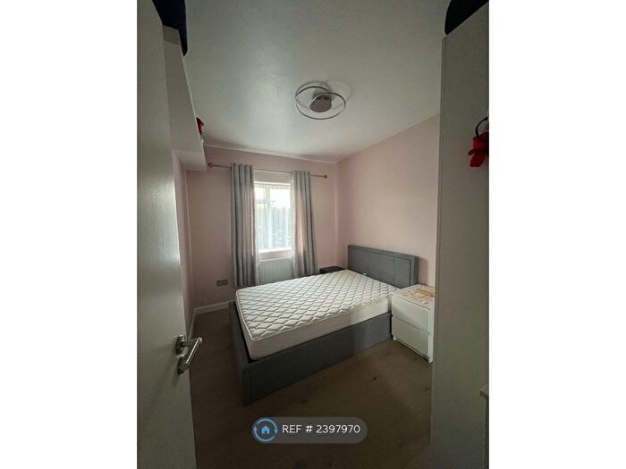 3 Bedroom Flat To Rent In Moffat Court, London, SW19