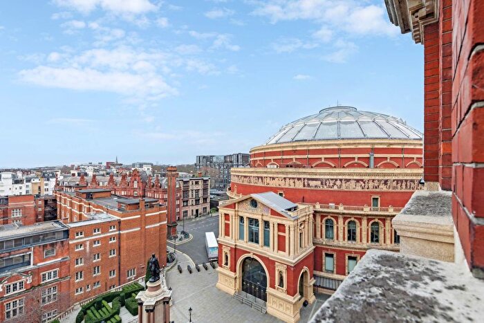 4 Bedroom Flat To Rent In Albert Court, Knightsbridge, London, SW7