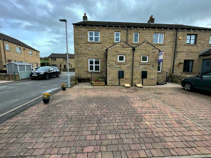 3 Bedroom Town House To Rent In St. Johns Close, Silsden, Keighley, BD20