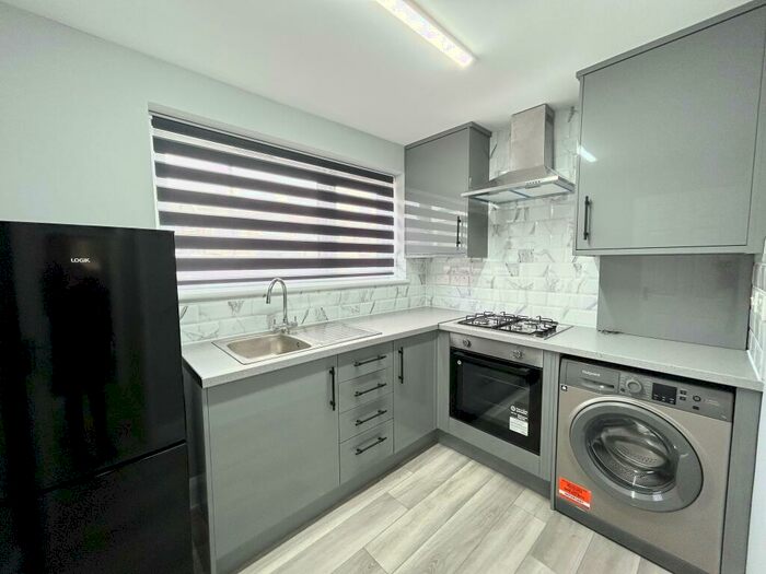 1 Bedroom Flat To Rent In Navarre Gardens, RM5