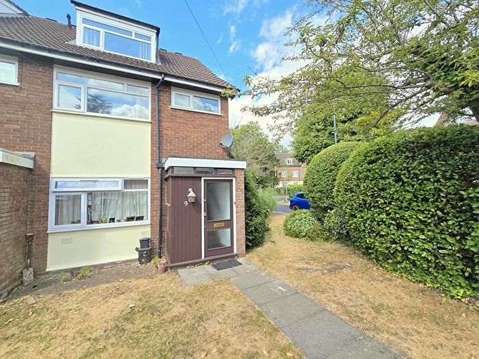 2 Bedroom Maisonette For Sale In Westfield Park, Hatch End, HA5
