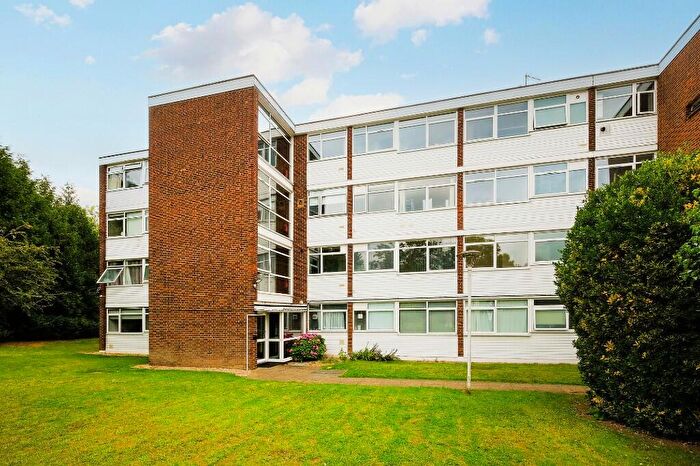 2 Bedroom Flat To Rent In River Close, E11