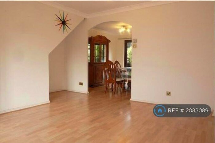 3 Bedroom Semi-Detached House To Rent In Gables Close, London, SE12