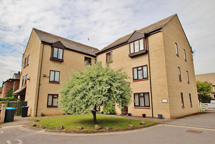2 Bedroom Flat For Sale In The Old Coachyard, Witney, OX28