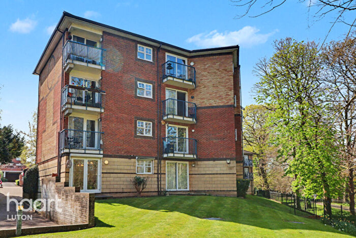 3 Bedroom Flat For Sale In Knights Field, Luton, LU2