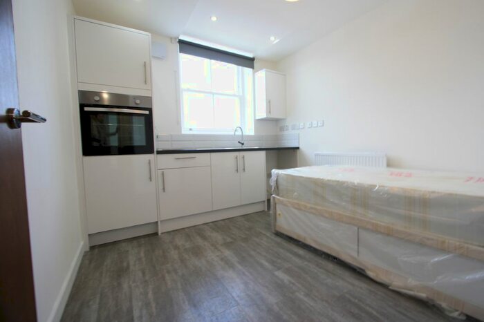 Studio To Rent In Putney High Street, London, SW15