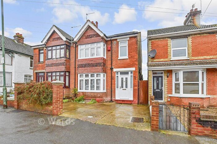 3 Bedroom Semi Detached House For Sale In Postley Road, Maidstone, Kent, ME15