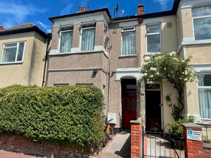 1 Bedroom Flat To Rent In Gainsborough Drive, Westcliff On Sea, Essex, SS0