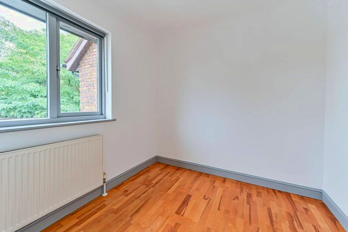 3 Bedroom Flat To Rent In Kerfield Place, Camberwell, London, SE5