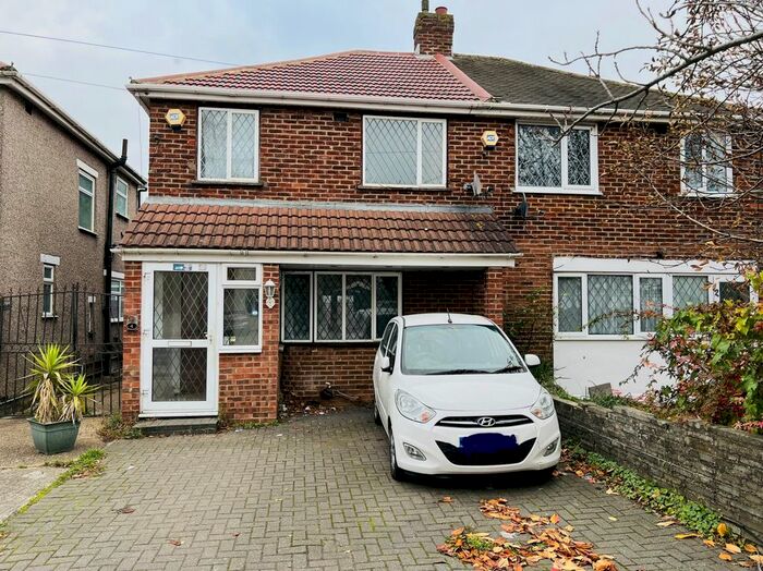 4 Bedroom Semi-Detached House To Rent In Balmoral Drive, Hayes UB3