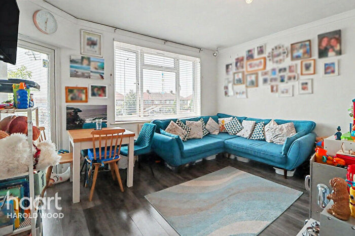 3 Bedroom Maisonette For Sale In Southend Arterial Road, Hornchurch, RM11