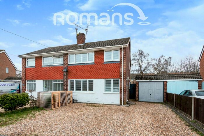 3 Bedroom Semi-Detached House To Rent In Highfield Close, GU14