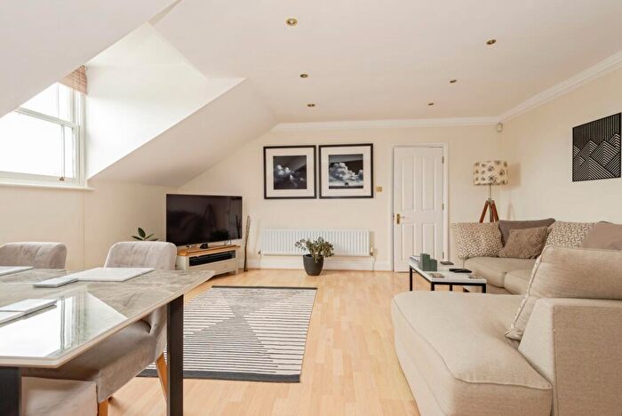 2 Bedroom Flat For Sale In Ladbroke Road, Redhill, Surrey, RH1
