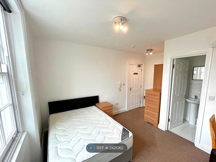 Studio To Rent In Clapham Road, London, SW9