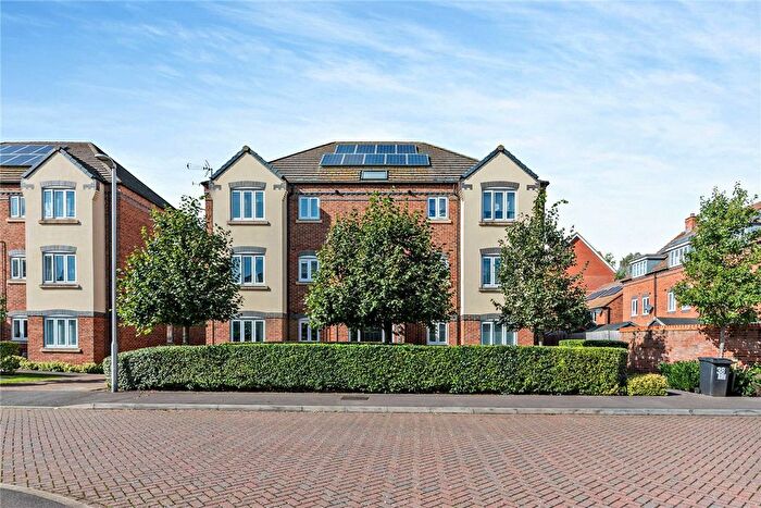 2 Bedroom Flat For Sale In Carpenters Close, Newbury, RG14