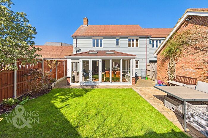 4 Bedroom Link Detached House For Sale In Petunia Court, Wymondham, NR18