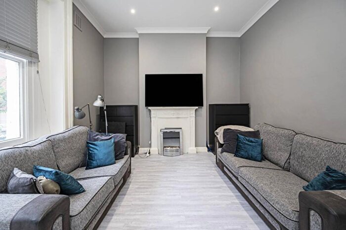 2 Bedroom Flat To Rent In Well Street, Hackney, London, E9