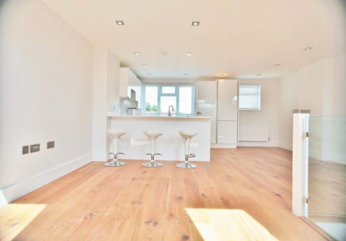 3 Bedroom Apartment To Rent In Dartmouth Road, Hendon, NW4