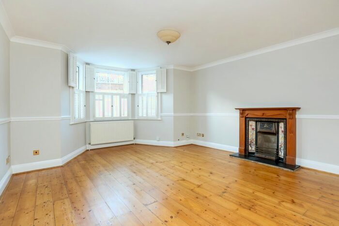 3 Bedroom Flat To Rent In Sheen Road, Richmond, TW9
