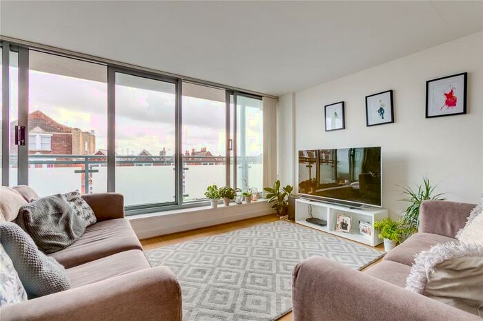 2 Bedroom Apartment To Rent In Gateway House, A Balham Hill, London, SW12