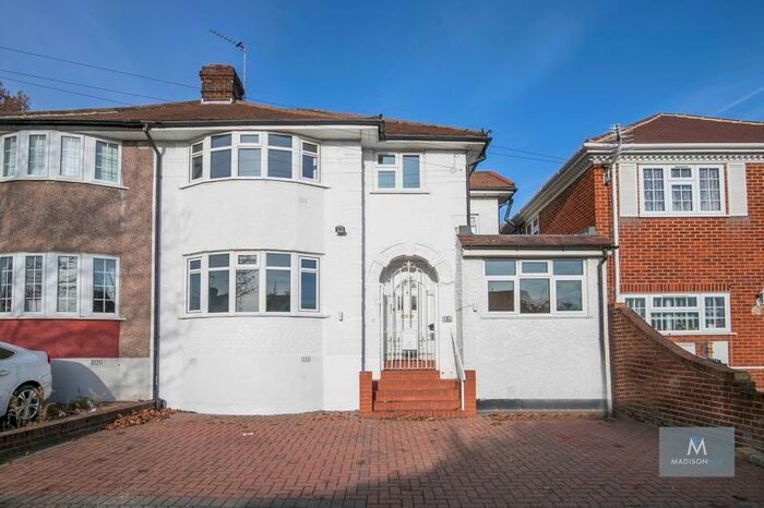 4 Bedroom Semi-Detached House To Rent In The Shrubberies, Chigwell IG7