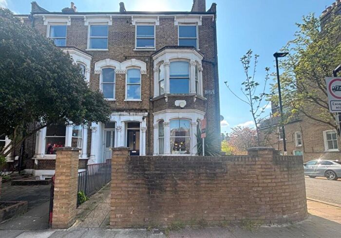 3 Bedroom Apartment For Sale In Flat B, Hanley Road, Islington, London, N4