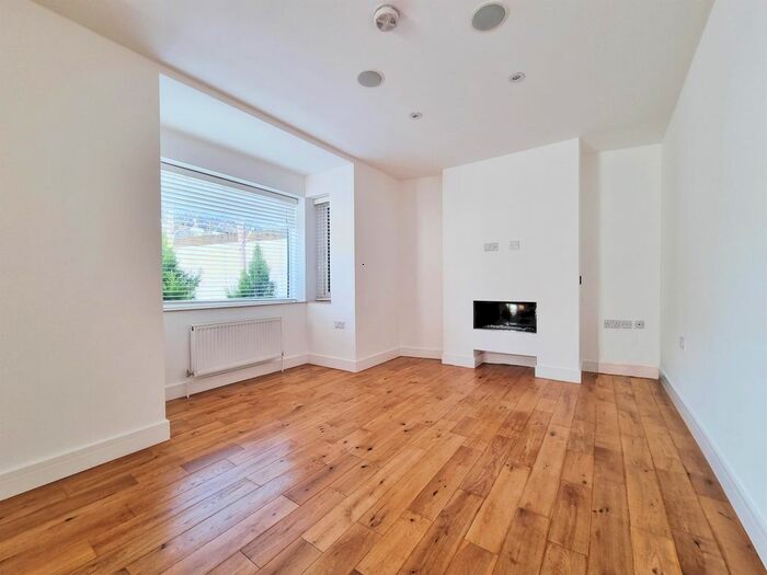 2 Bedroom Flat To Rent In Darwin Road, Ealing W5