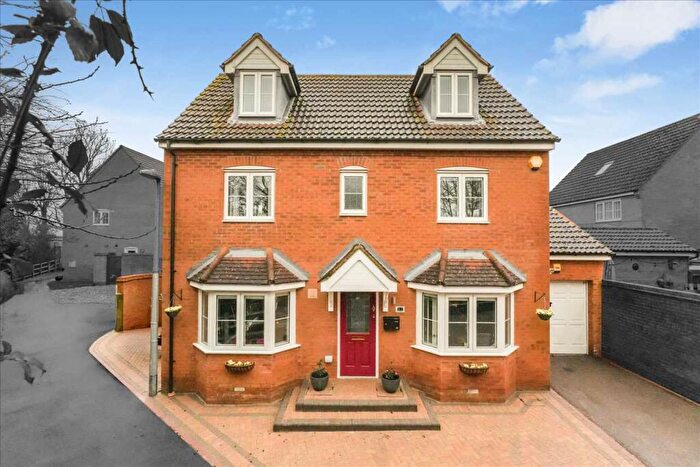 4 Bedroom Detached House For Sale In Foxholes Close, Deanshanger, Milton Keynes, MK19